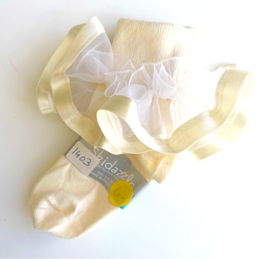 Skidazzle Girls Ivory Ruffle Dress Socks